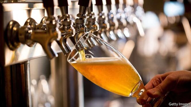 La cerveza contiene menos alcohol que el vodka.